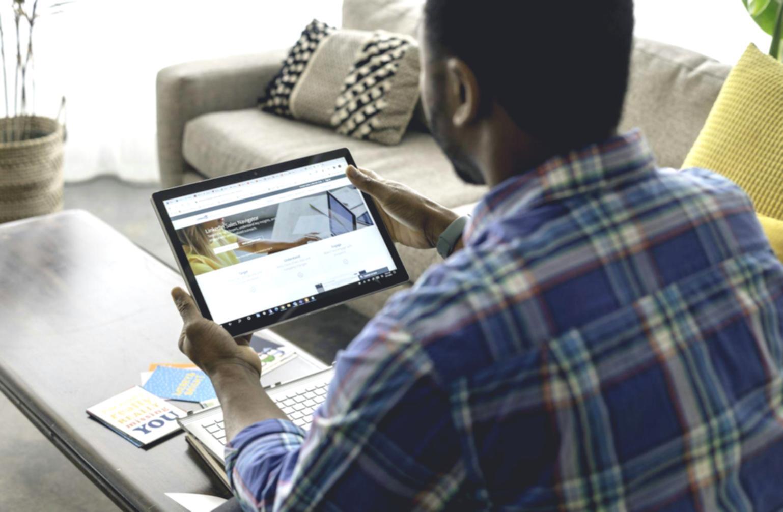 Équipe d'analystes financiers au travail